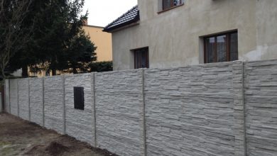 světle šedý plot