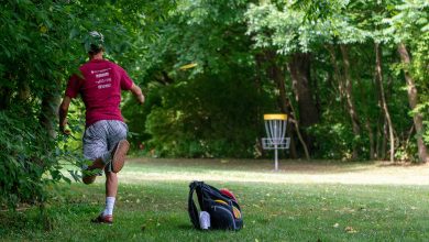 Muž hrající discgolf