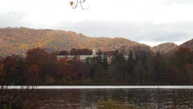 Hotel v horách u jezera