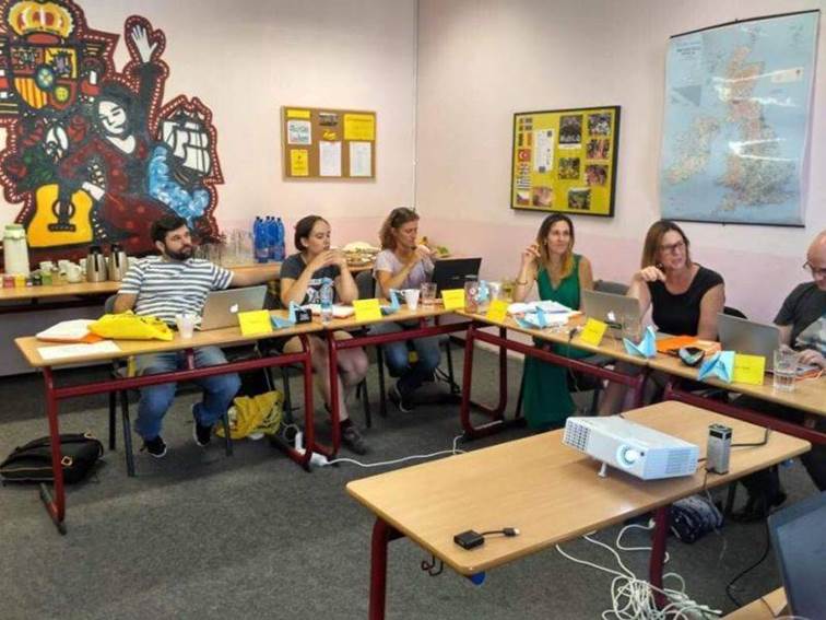 Obsah obrázku interiér, nábytek, zeď, stůl
Obsah generovaný pomocí AI může být nesprávný.